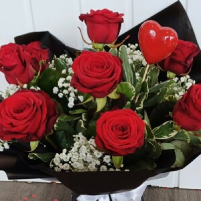 12 Luxury Red Roses - 12 Luxury Red Naomi Roses with gypsophila & foliage. These are arranged in oasis and presented in a gift box with celopane & a satin bow.