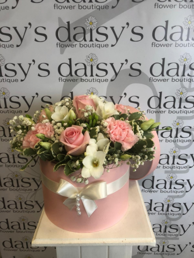 Tinsley - This gorgeous hatbox is perfect for any occasion. A hatbox filled with beautiful blush colours and finished off with a satin & pearl bow.
