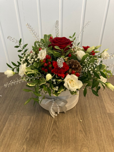 Christmas Hatbox - A beautiful arrangement of flowers in a very modern hatbox. Flowers include Roses, Lisanthus, carnations, gyp & seasonal foliage decorated with a satin bow.

 

Hatbox colour may vary