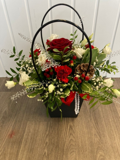 Christmas Handbag - A christmas handbag design bursting with seasonal flowers & foliages.

Colour of the bag may change