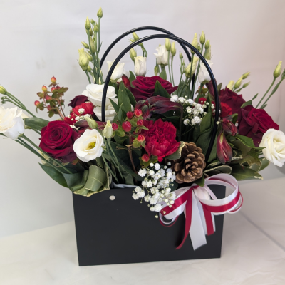 Christmas Handbag - A christmas handbag design bursting with seasonal flowers & foliages.

Colour of the bag may change