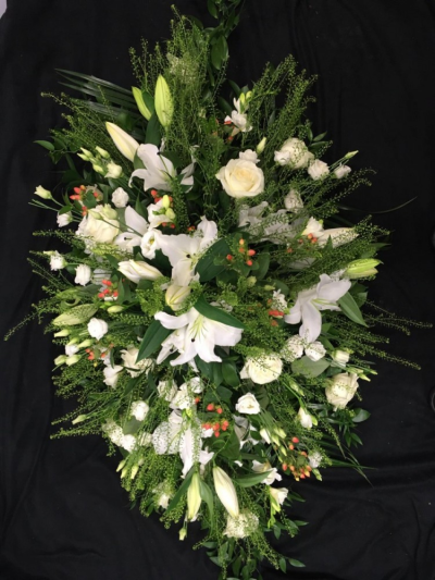 Casket Spray - Peaches & creams - A casket spray filled with an array of peach & cream coloured flowers with a mixture of seasonal foliages

3ft - £135

4ft - £175

5ft - £215

6ft - £255