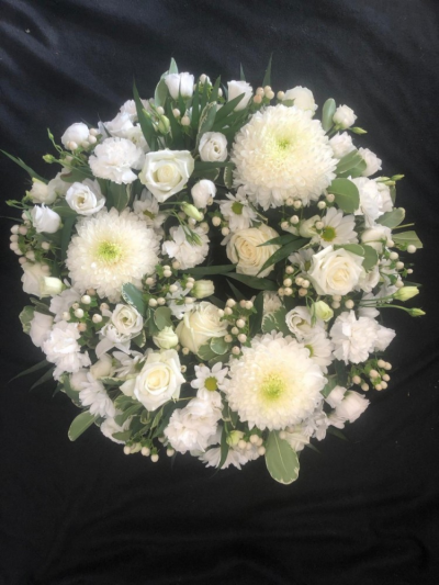 Wreath - All White - A beautiful tradition round wreath tribute for a lady or gentleman

This tribute contains Roses with a mixture of seasonal flowers & foliages