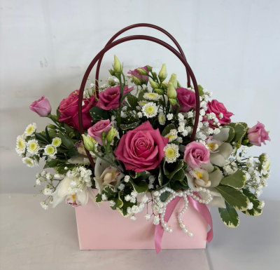 Poppy - A beautiful handbag design bursting with seasonal flowers & foliages in pinks& whites.

 

Colour of the bag may change