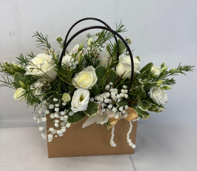 Monica - A beautiful handbag design bursting with seasonal flowers & foliages in white & green

Colour of the bag may change