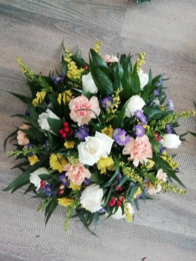 Posy Pad - White, Pink, Purple, Red & Yellow - A Posy pad with a mixture of flowers in White, Pink, Purple, Red & Yellow. This tribute will contain roses and a mixture of other flowers and foliages.

A beautiful tribute for a lady or gentlemen.
