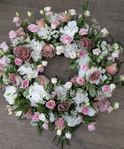 Luxury Wreath - Pink & White - A Luxury wreath filled with roses, hydrangeas, lisanthus, gypsophila & foliages