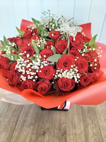 50 Luxury Red Naomi Roses